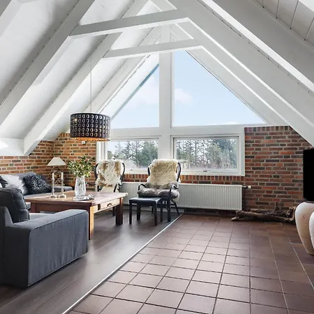 Four-bedroom With A Fireplace In Casa vacanze *